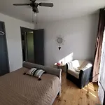 L'étape Bien être,chambres Et Tables D'hôtes,épicerie Café, Salon De Massage * Camps-sur-l'Agly